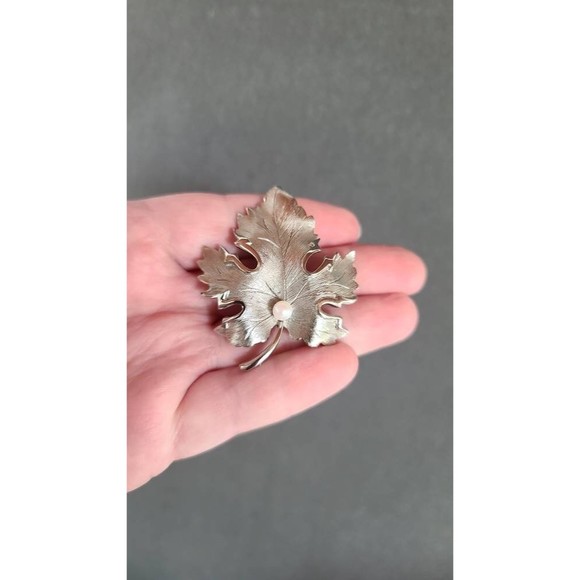Silver Faux Pearl Maple Leaf Shaped Brooch - Picture 4 of 10